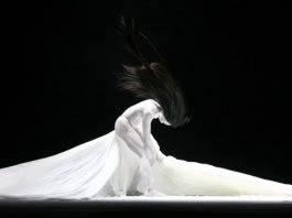 In her Canadian debut, Taiwanese choreographer Lin Lee-Chen presents Eternal Tides. Photo by Chin Cheng-Tsai.