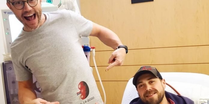 Michael Teigan reveals the date for the kidney transplant by creating matching t-shirts for him and recipient Stephen Gillis. Photo: Facebook/Stephen Gillis.